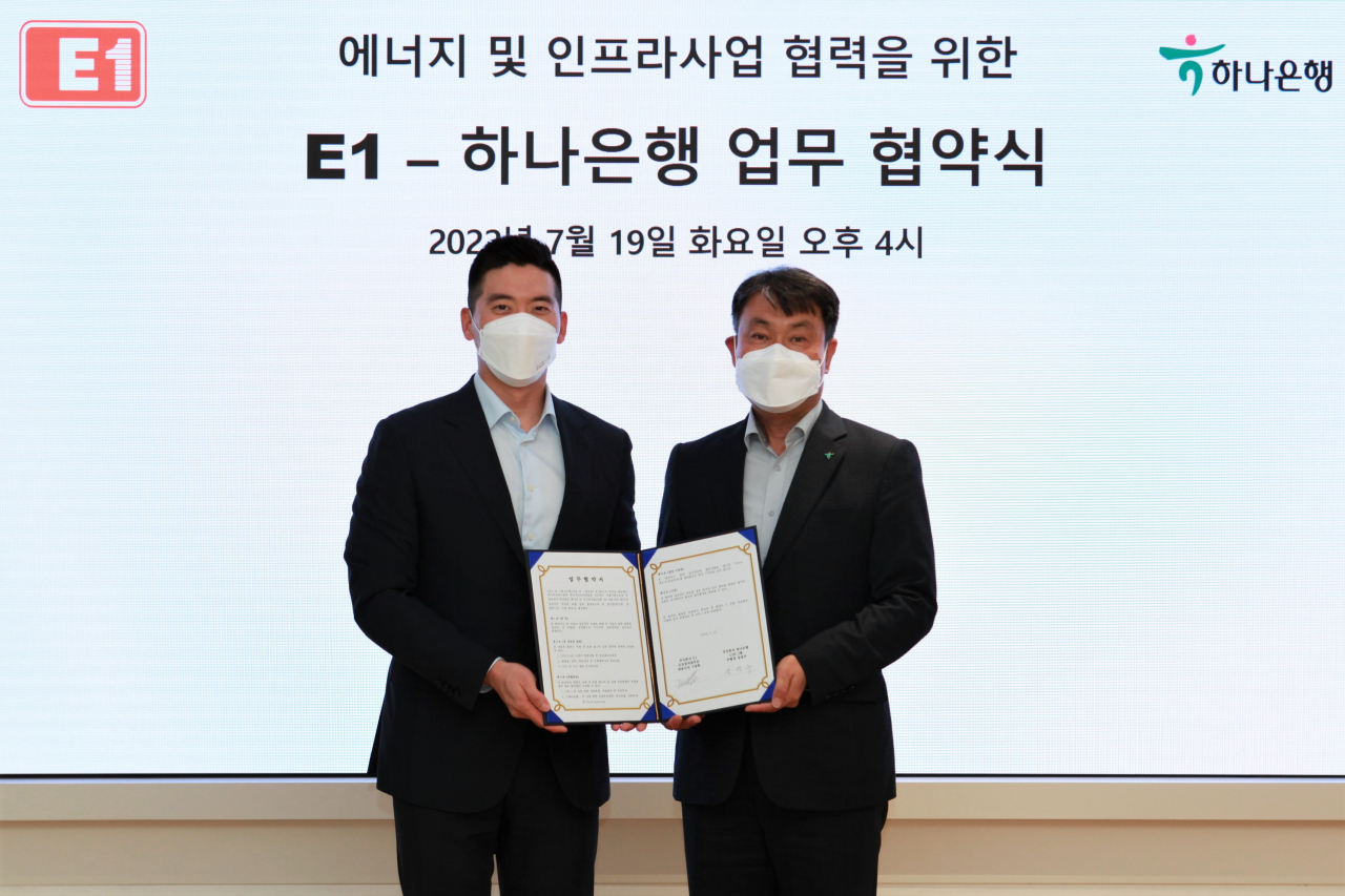 체결식에 참석한 구동휘(왼쪽) E1 신성장사업부문 대표와 성영수 하나은행 부행장. [E1 제공]