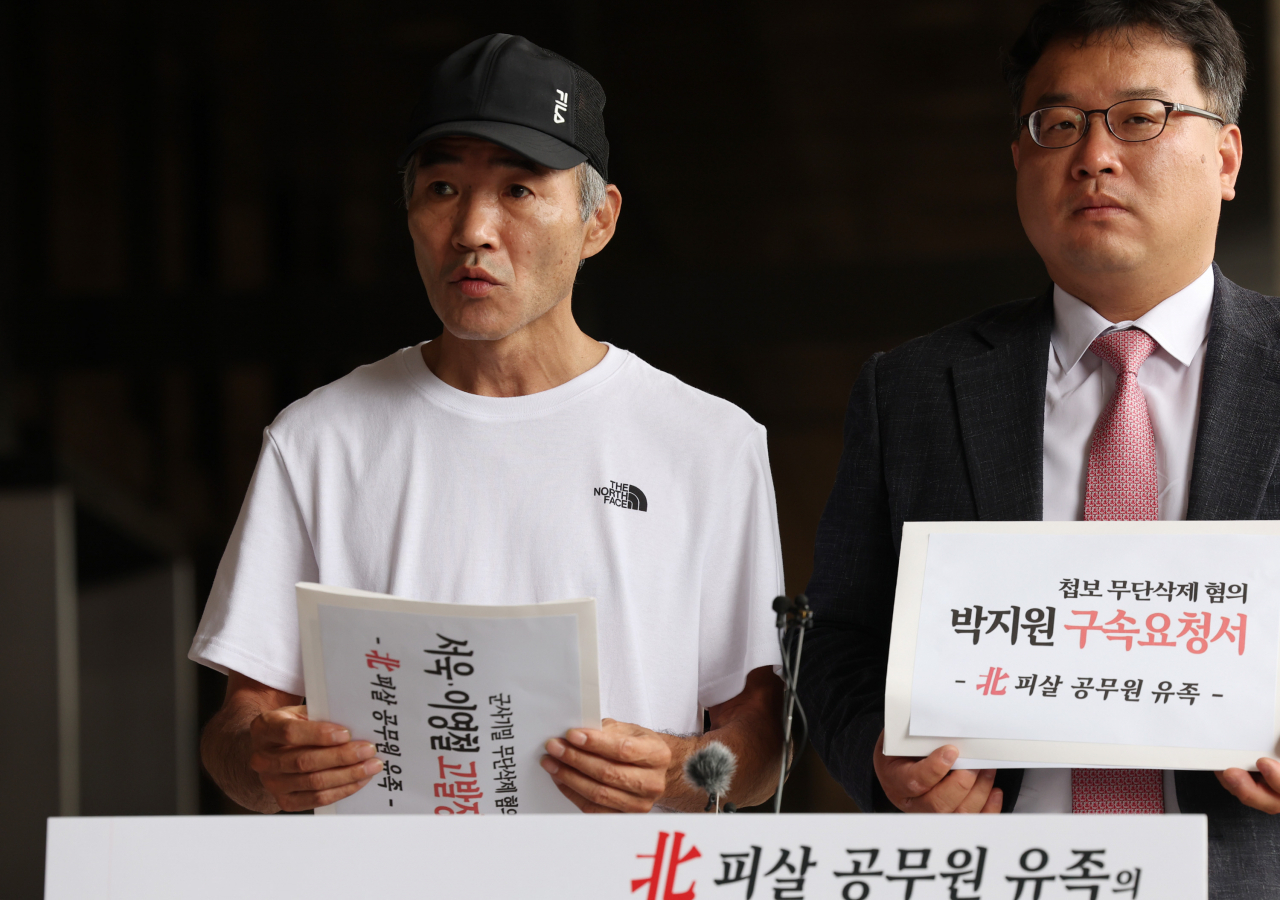 2020년 9월 북한군에 피살된 해양수산부 서해어업관리단 소속 공무원 고(故) 이대준 씨의 형 이래진(왼쪽) 씨와 유족 측 김기윤 변호사. [연합]