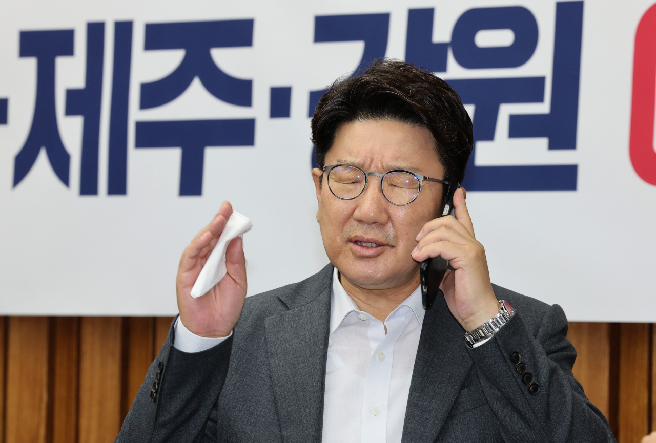 국민의힘 권성동 당대표 직무대행 겸 원내대표가 19일 국회에서 열린 강원 예산정책협의회에서 전화통화를 하고 있다. [연합]