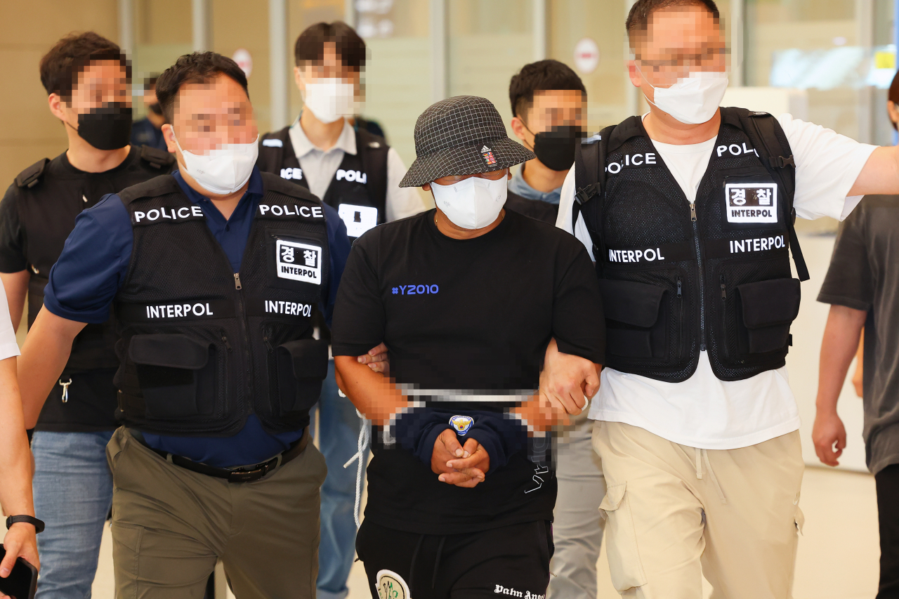 동남아 3대 마약왕 중 베트남에서 검거된 마지막 피의자 김모씨가 19일 오전 인천국제공항 제2터미널을 통해 강제 송환되고 있다. [연합]
