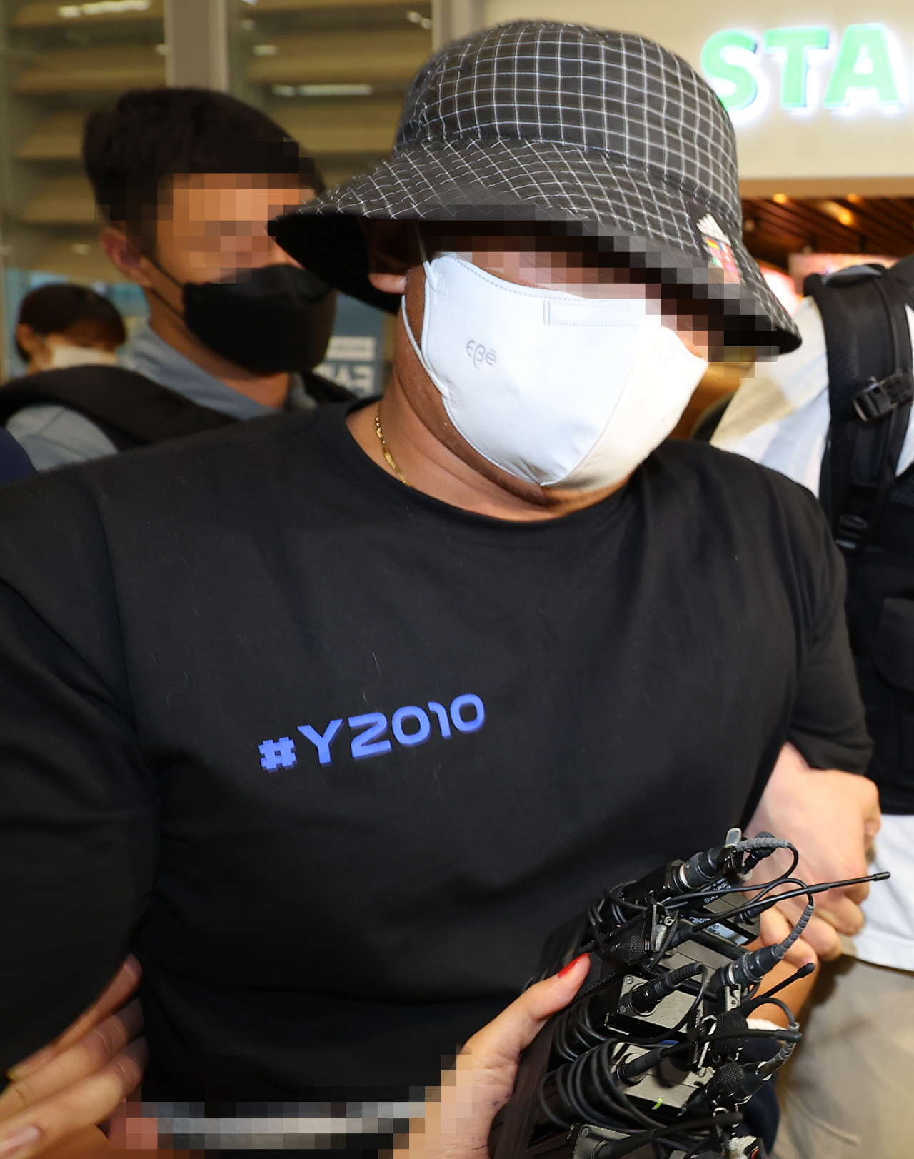 동남아 3대 마약왕 중 베트남에서 검거된 마지막 피의자 김모씨가 19일 오전 인천국제공항 제2터미널을 통해 강제 송환되고 있다. [연합]
