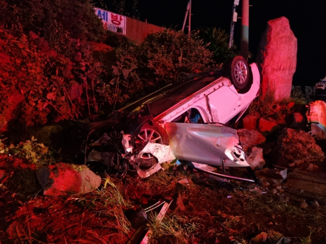 제주 애월 해안도로에서 렌터카가 전복되는 사고가 발생했다. [제주도소방안전본부]