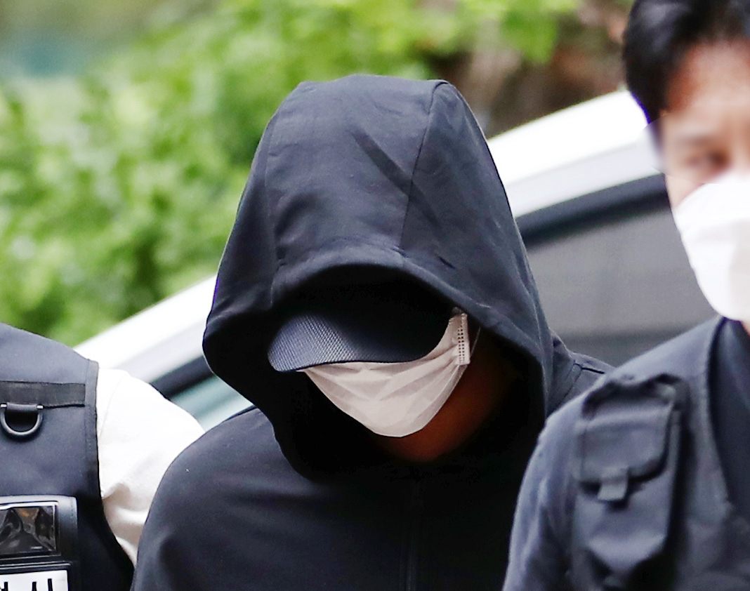 인하대 캠퍼스 내에서 또래 여학생을 성폭행한 뒤 건물에서 추락해 숨지게 한 혐의를 받는 1학년 남학생 A(20)씨가 17일 오후 구속 전 피의자 심문(영장실질심사)을 받기 위해 인천시 미추홀구 인천지방법원으로 들어서고 있다. [연합]