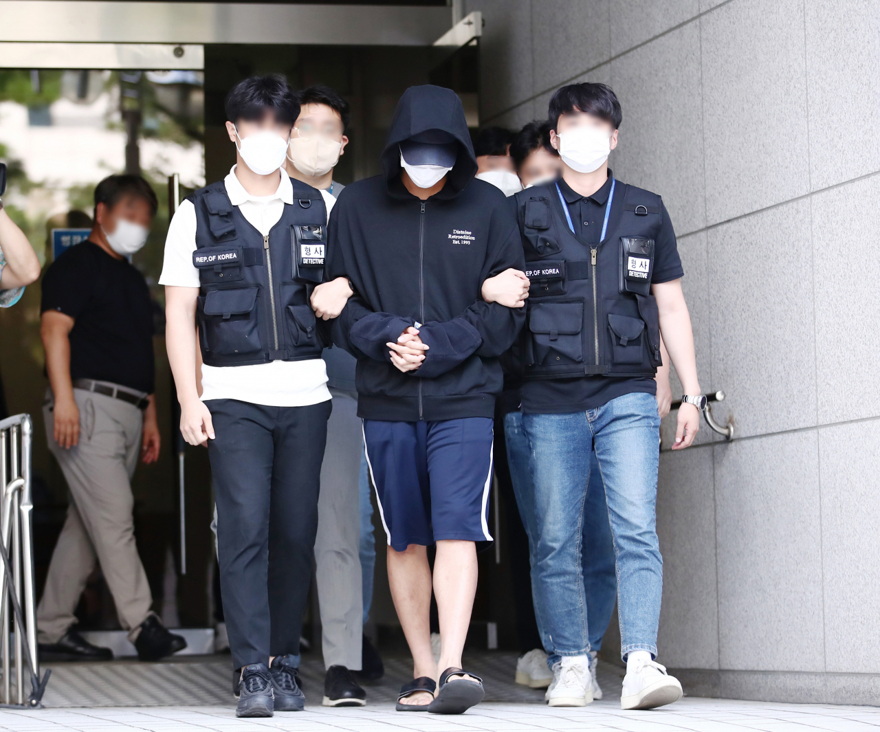 인하대 캠퍼스 내에서 또래 여학생을 성폭행한 뒤 건물에서 추락해 숨지게 한 혐의를 받는 1학년 남학생 A(20)씨가 17일 오후 구속 전 피의자 심문(영장실질심사)을 마치고 인천시 미추홀구 인천지방법원에서 나오고 있다. [연합]