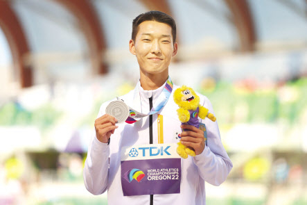 한국 육상 사상 최초로 세계선수권대회 높이뛰기 은메달을 획득한 우상혁 이 20일(한국시간) 미국 유진미국 오리건주 유진 헤이워드 필드에서 열린 2022 세계육상선수권대회 시상식에서 포즈를 취하고 있다. [AFP]