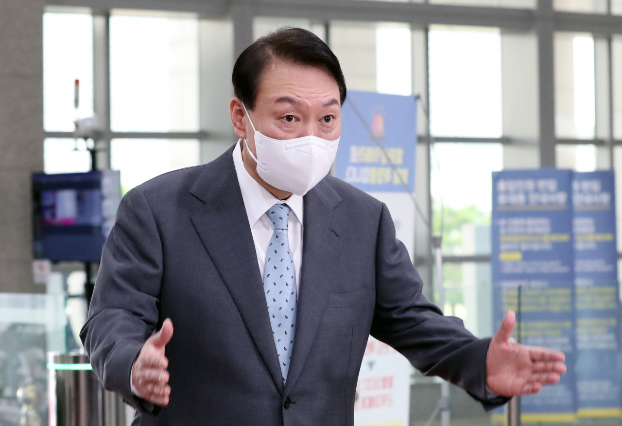 윤석열 대통령이 20일 오전 서울 용산 대통령실 청사로 출근, 기자들의 질문에 답하고 있다. [연합]