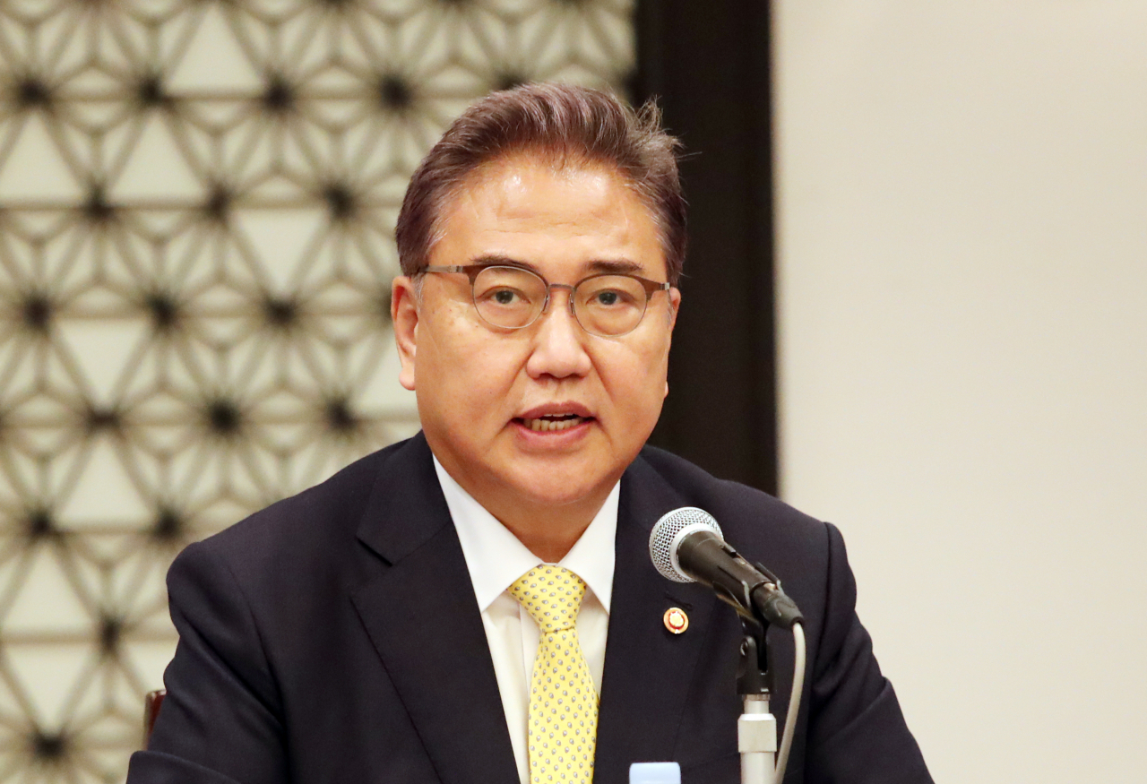 박진 외교부 장관이 20일 오전 도쿄의 한 호텔에서 한국 언론사 특파원들과 만나 일본 방문 중의 외교 활동 등에 관해 설명하고 있다. [연합]