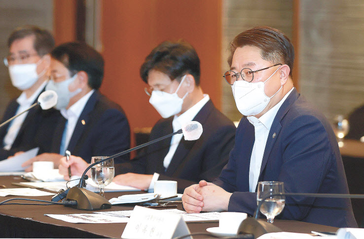 박일준(오른쪽) 산업통상자원부 2차관이 20일 오전 서울 소공동 롯데호텔에서 열린 ‘수소경제 투자 활성화를 실현을 위한 산업계 간담회’에서 모두발언을 하고 있다. [산업통상자원부 제공]