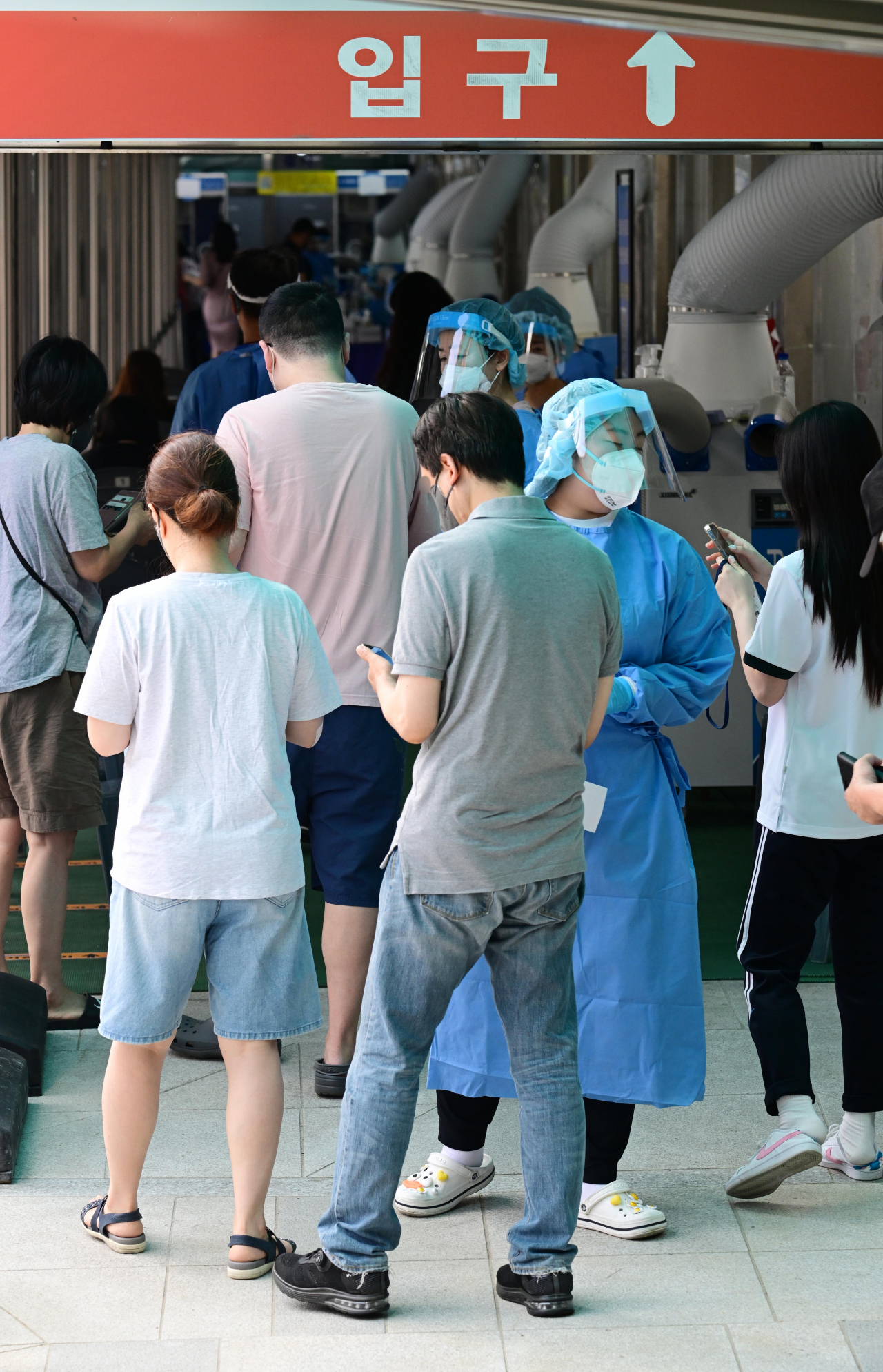 19일 오전 서울 동대문보건소에 마련된 선별진료소에서 시민들이 검사 순서를 기다리고 있다. 박해묵 기자
