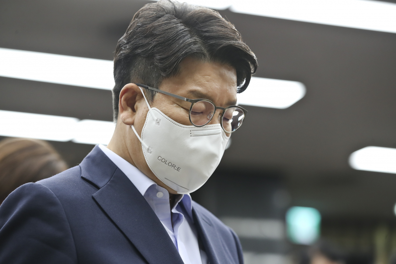 국민의힘 권성동 당 대표 직무대행 겸 원내대표가 20일 서울 여의도 국회에서 열린 의원총회에서 묵념하고 있다. [연합]