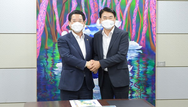 김영록 전남지사와 노관규 순천시장이 19일 2023순천만정원박람회 현안을 협의하고 있다.