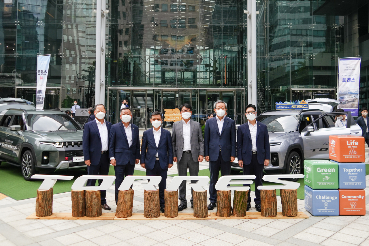 박성희(왼쪽부터) KG스틸 사장, 박경원 쌍용차 구매본부장, 김학동 포스코 부회장, 정용원 쌍용차 관리인, 정탁 포스코 마케팅본부장, 김상균 포스코 자동차소재마케팅실장이 기념사진을 촬영을 하고 있다. [포스코 제공]