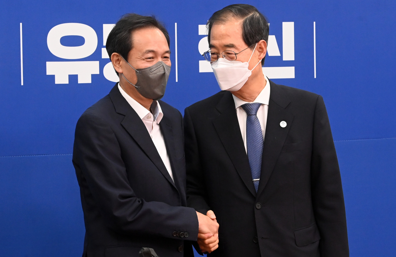 더불어민주당 우상호 비상대책위원장이 20일 오전 서울 여의도 국회 대표실을 방문한 한덕수 국무총리와 인사하고 있다. [연합]