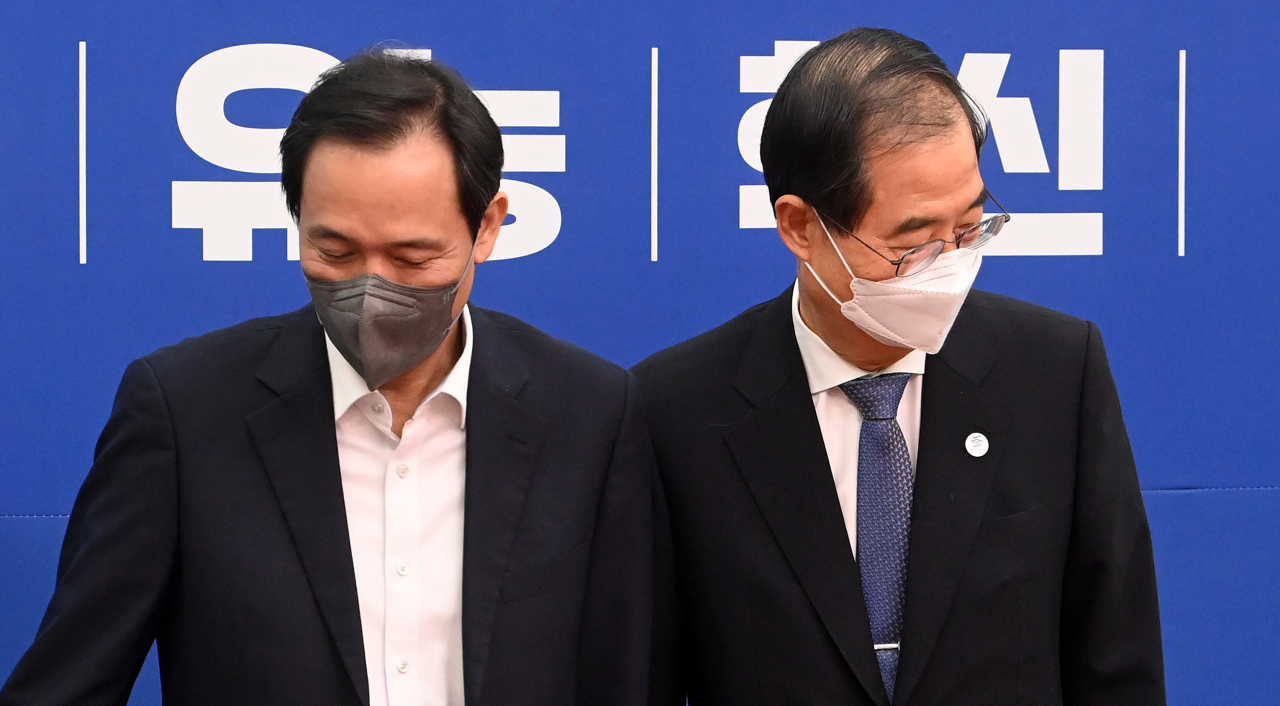 더불어민주당 우상호 비상대책위원장이 20일 오전 서울 여의도 국회 대표실을 방문한 한덕수 국무총리와 인사한 뒤 자리에 앉고 있다. [연합]