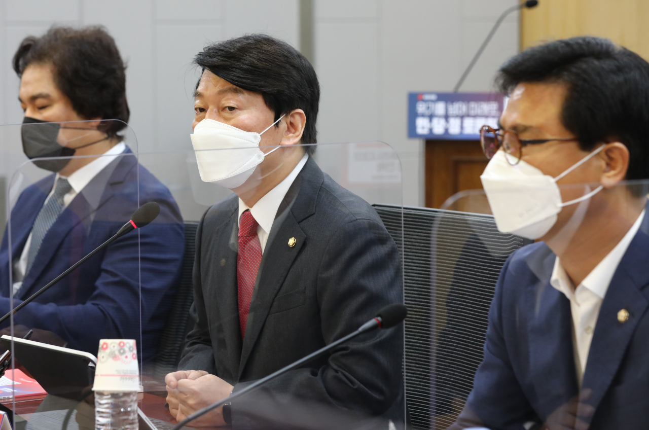 국민의힘 안철수 의원이 20일 오전 국회 의원회관에서 과학기술 패권시대의 경쟁 전략을 주제로 열린 '위기를 넘어 미래로, 민·당·정 토론회'에서 개회사를 하고 있다. 연합뉴스