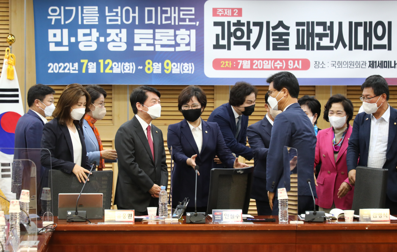 국민의힘 안철수 의원과 조수진 의원 등이 20일 오전 국회 의원회관에서 과학기술 패권시대의 경쟁 전략을 주제로 열린 '위기를 넘어 미래로, 민·당·정 토론회'에서 기념촬영을 위해 자리를 이동하고 있다. [연합]