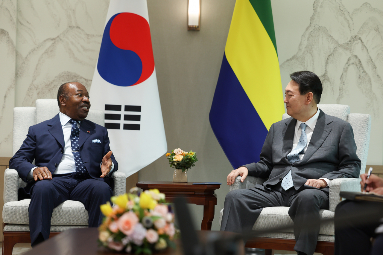 윤석열 대통령이 20일 오전 서울 용산 대통령실 청사에서 알리 봉고 온딤바 가봉 대통령과 정상회담을 하고 있다. [연합]