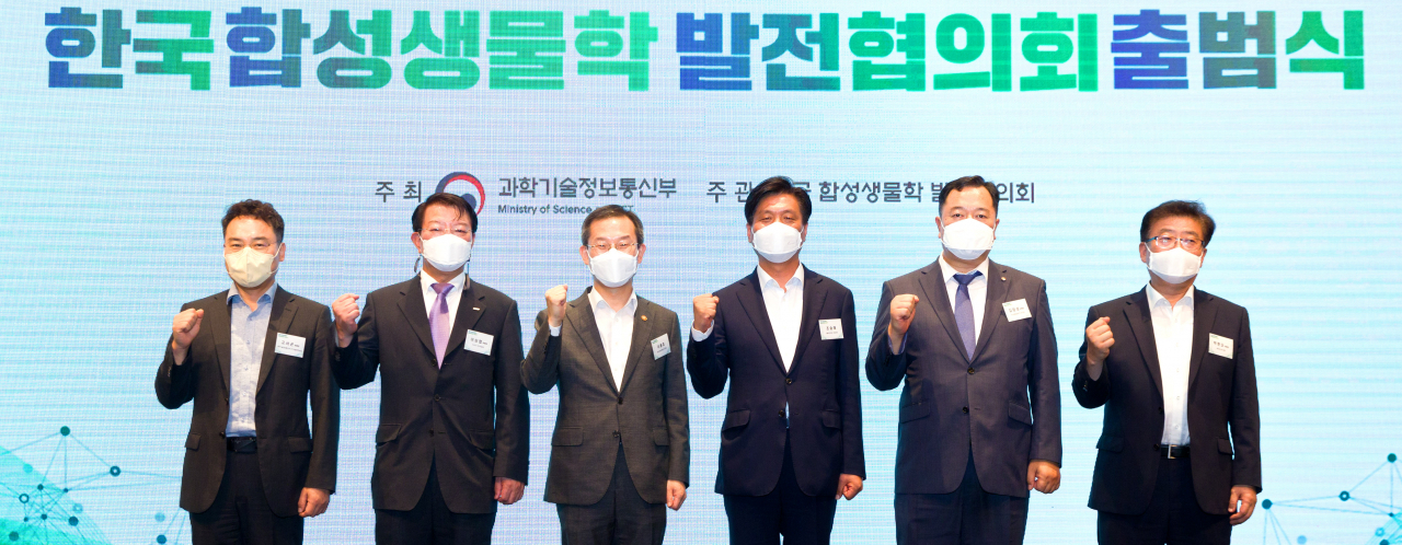 이종호 과학기술정보통신부 장관이 20일 오후 서울 서초구 엘타워에서 열린'한국 합성생물학 발전협의회 출범식' 에 참석해 발전협의회 출범 세레모니를 하고 있다.왼쪽부터 고서곤 과학기술정보통신부 연구개발정책실장, 이상엽 KAIST 연구부총장,이종호 과학기술정보통신부 장관, 조승래 국회의원, 김장성 한국생명공학연구원장, 박한오 바이오니아 대표.[과기정통부 제공]