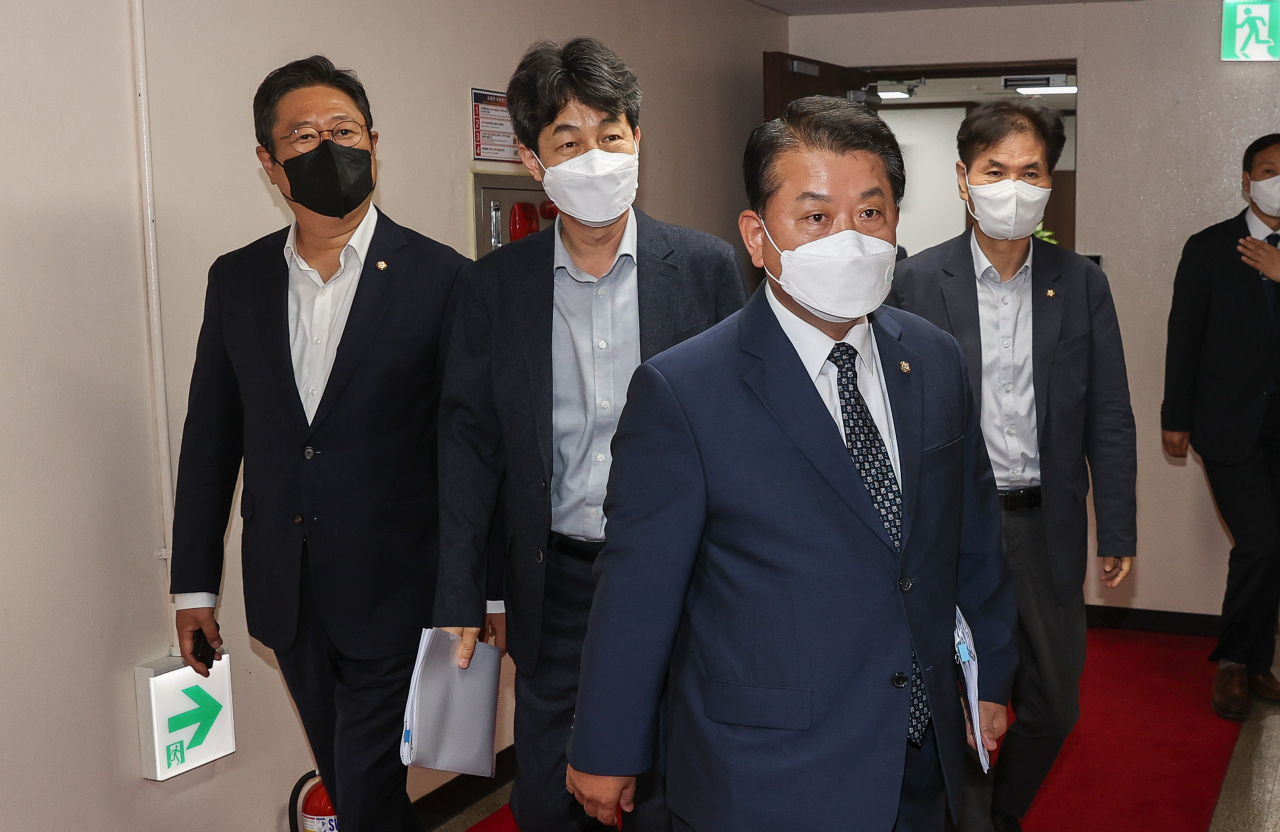더불어민주당 서해 공무원 사망사건 태스크포스(TF)가 20일 '탈북 어민 북송' 사건과 관련해 통일부를 항의 방문해 김병주 TF단장 등이 권영세 통일부 장관과의 비공개 면담을 마친 뒤 간담회장으로 이동하고 있다. 왼쪽부터 황희. 윤건영 의원, 김 단장, 이용선 의원. [연합]
