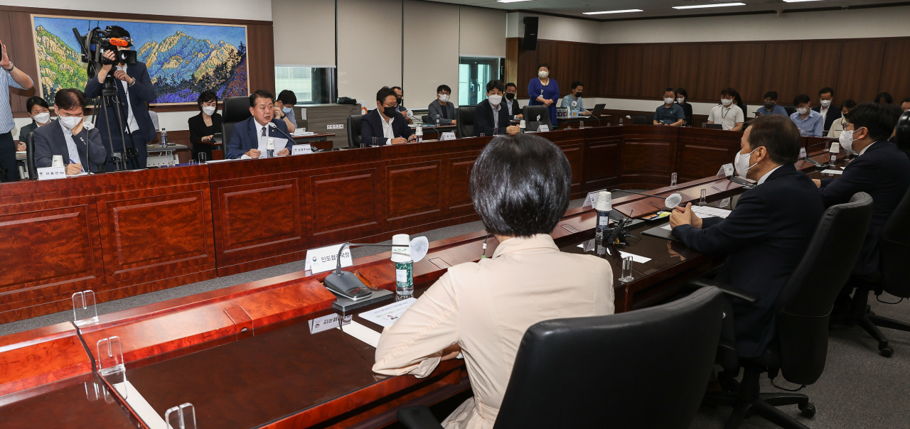 더불어민주당 서해 공무원 사망사건 TF 소속 의원들이 20일 서울 종로구 정부서울청사에서 탈북 어민 북송 영상 공개와 관련해 통일부를 방문하여 김기웅 차관 등 통일부 관계자들과 간담회를 하고 있다. [연합]