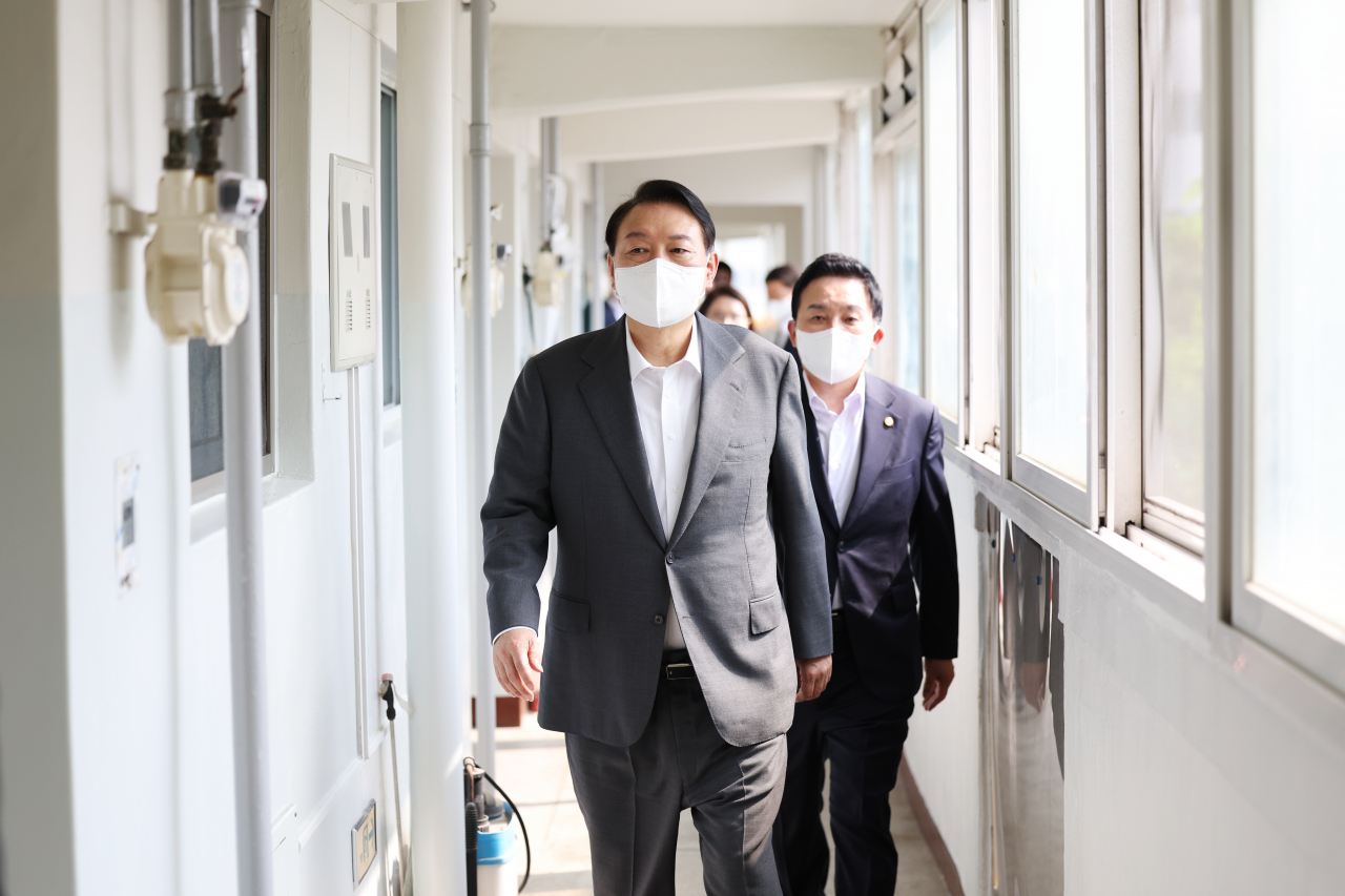 윤석열 대통령이 20일 오후 경기도 성남시 분당구 목련1 영구임대아파트 단지 내 국가유공자 가정을 방문하고 있다. [연합]