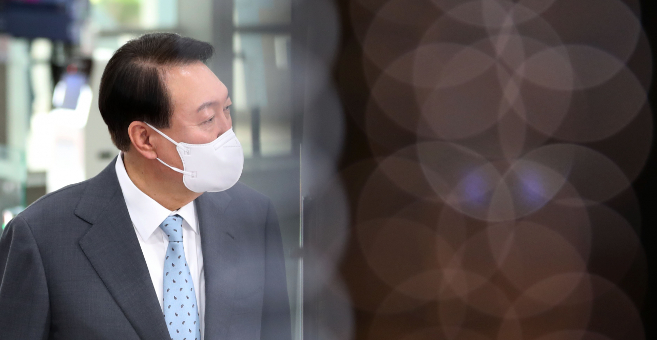 윤석열 대통령이 20일 오전 서울 용산 대통령실 청사로 출근, 기자들의 질문에 답하고 있다. [연합]