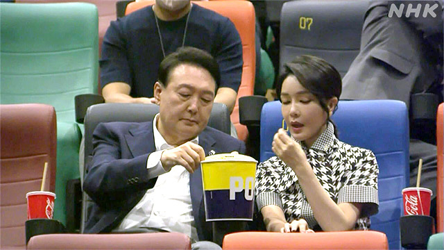 윤석열(왼쪽) 대통령과 부인 김건희 여사가 지난달 12일 서울 성동구 메가박스 성수점에서 영화 ‘브로커’를 일반인들과 함께 관람하기 전 팝콘을 먹고 있다. [NHK 홈페이지 캡처]
