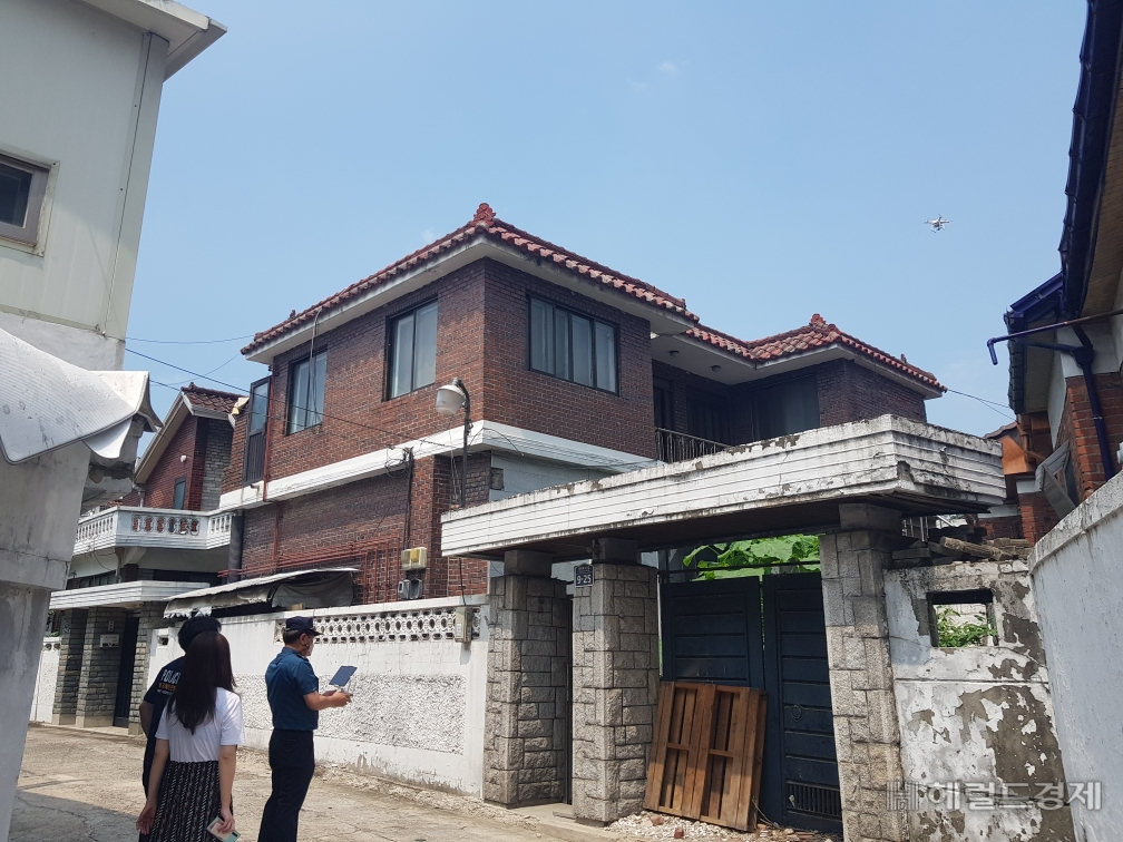 지난 19일 서울 종암경찰서가 재개발 대상지인 서울 성북구 장위3구역을 드론을 활용해 순찰하고 있다. [종암경찰서 제공]