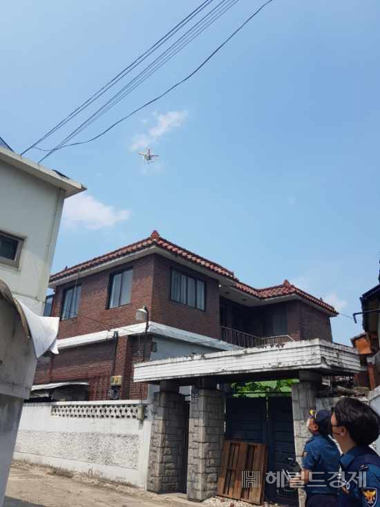 지난 19일 서울 종암경찰서 경찰관들이 재개발 대상지인 서울 성북구 장위3구역 지역을 드론을 활용해 순찰하고 있다. [종암경찰서 제공]