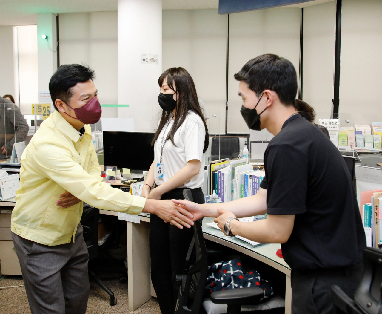 김태우 강서구청장이 동 주민센터를 찾아 직원을 격려하고 있다. [강서구 제공]