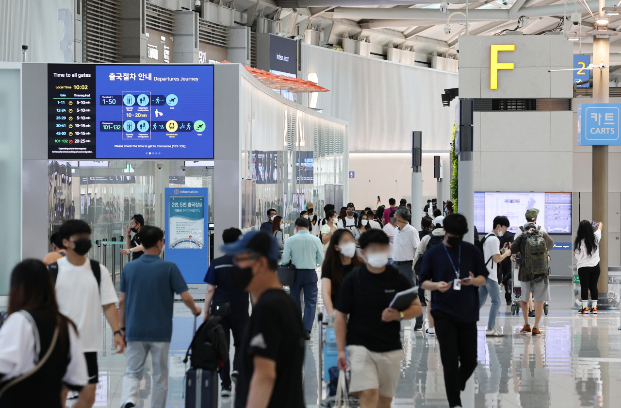 지난 20일 오전 영종도 인천국제공항 제1여객터미널 출국장이 해외 여행객으로 붐비고 있다. [연합]