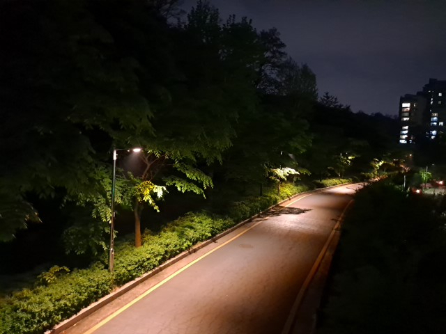 서울 동작구 상도로 50길 골목길 보안등을 LED 보안등으로 교체한 모습. [동작구 제공]