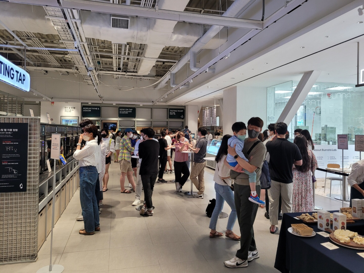보틀벙커 잠실 제타플렉스점 테이스팅탭 전경.[롯데마트 제공]