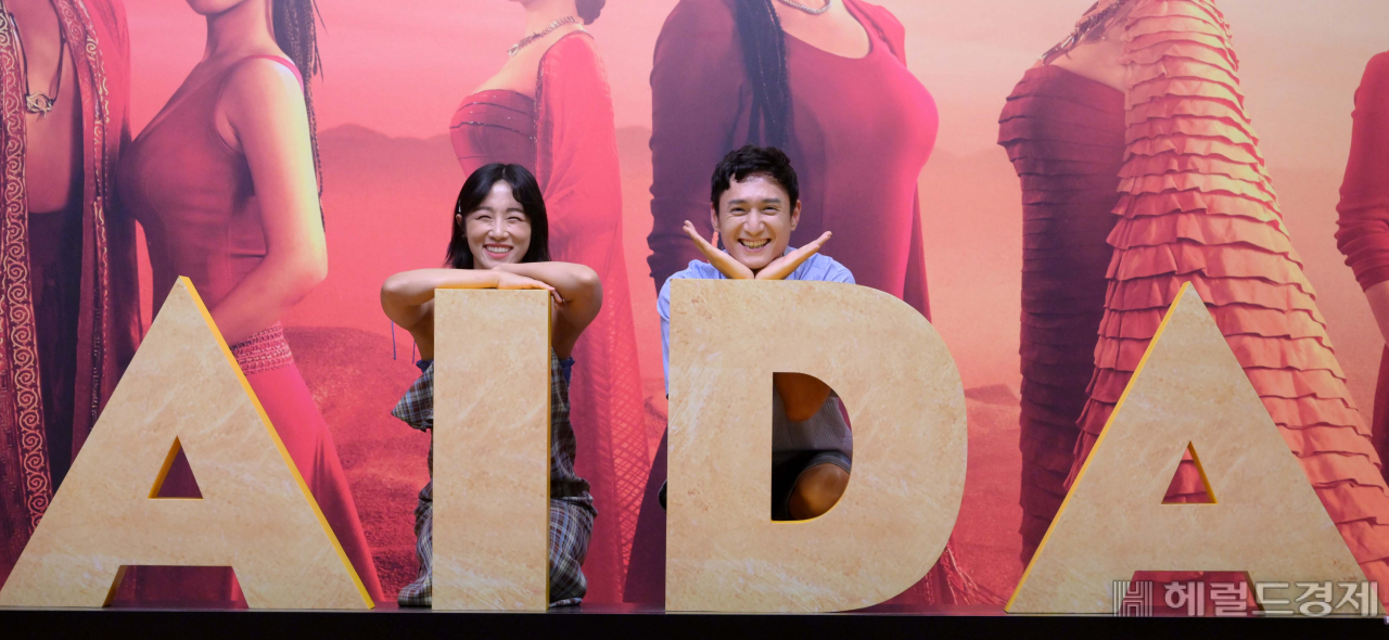2012년 ‘아이다’와 처음 만난 지새롬(왼쪽)과 2019년 합류한 서재민은 이 대작을 이끄는 가장 큰 힘으로 작용하는 앙상블 배우들이다. 두 사람은 이 작품을 만나 사내연애를 시작해 부부의 연도 맺었다. 이상섭 기자