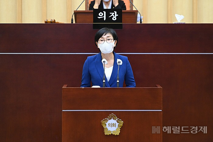 김수영 서구의회 부의장이 20일 본회의에서 하자보수 민원 확인 후 사용승인 등을 촉구했다.