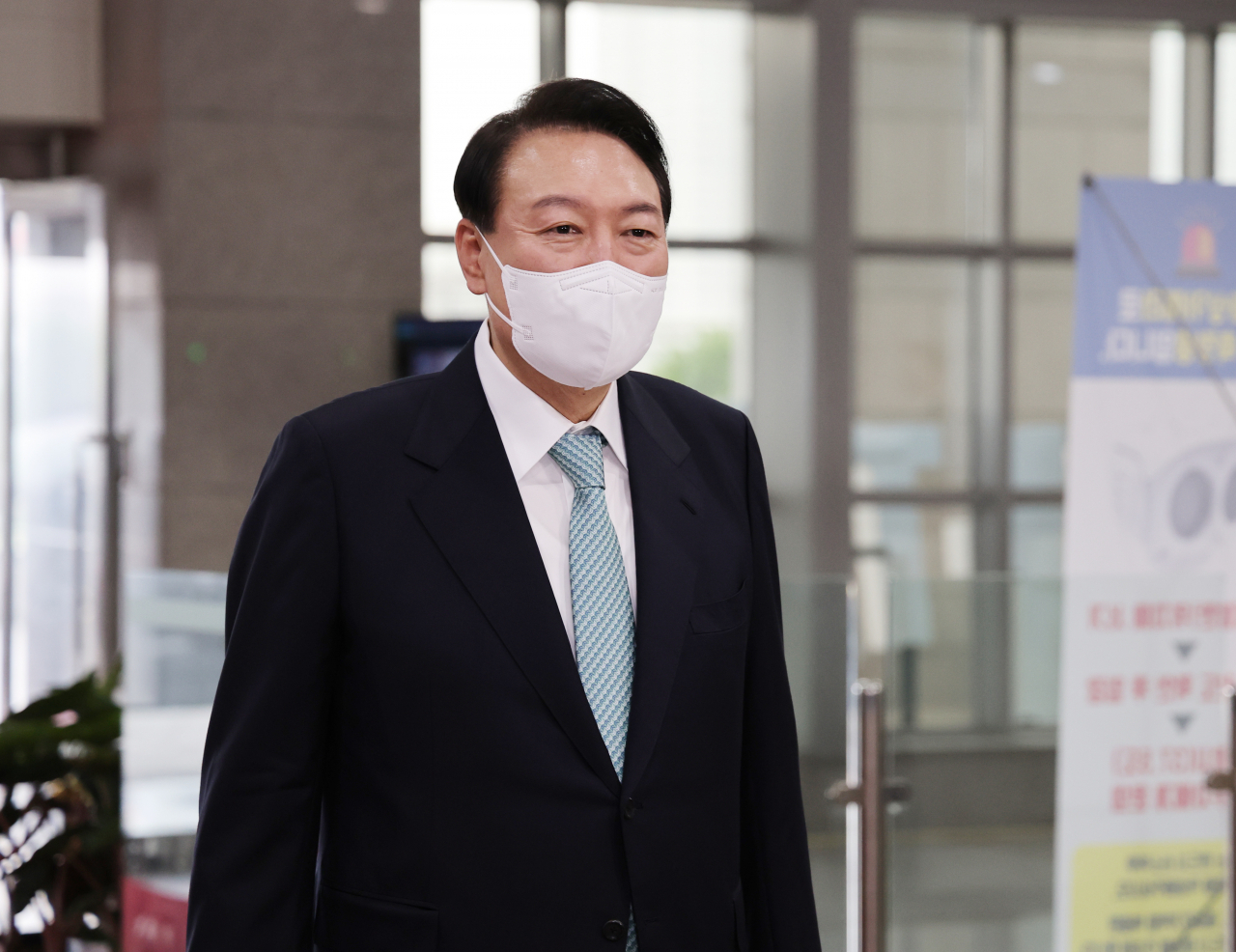 윤석열 대통령이 20일 오전 서울 용산 대통령실 청사로 출근, 기자들의 질문에 답하고 있다. [연합]