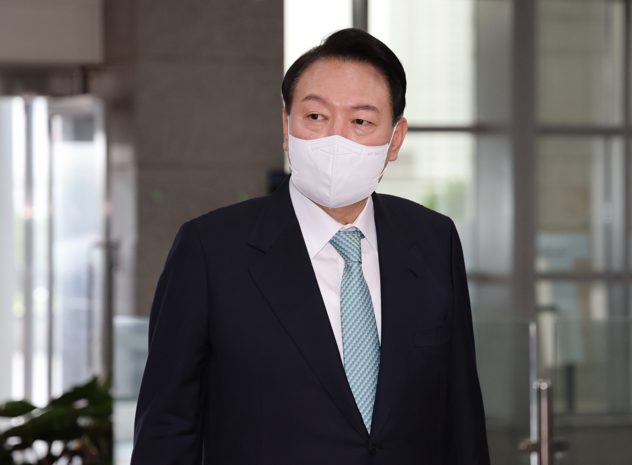 윤석열 대통령이 20일 오전 서울 용산 대통령실 청사로 출근, 기자들의 질문에 답하고 있다. [연합]