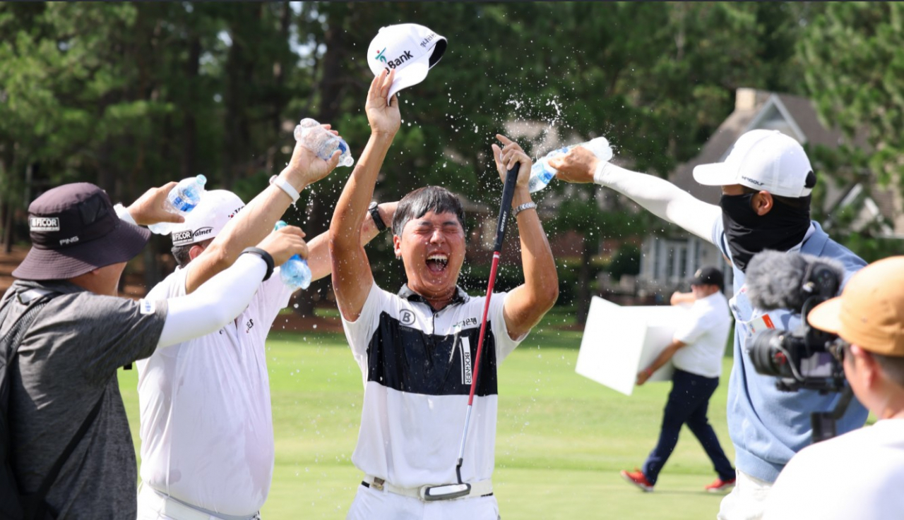 이승민이 21일 장애인 US오픈 골프대회 정상에 오른 뒤 지인들의 축하를 받으며 환호하고 있다. [USGA 제공]