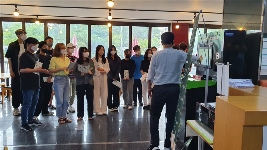 한국지질자원연구원 연구진이 강원대학교 학생을 대상으로 카본머니시스템 리빙랩을 설명하고 있다.[한국지질자원연구원 제공]