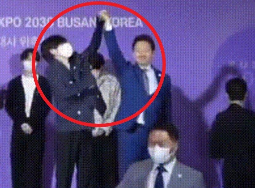 [영상] “수술한 멤버도 있는데 팔 번쩍”…BTS 위촉식에 뿔난 아미들