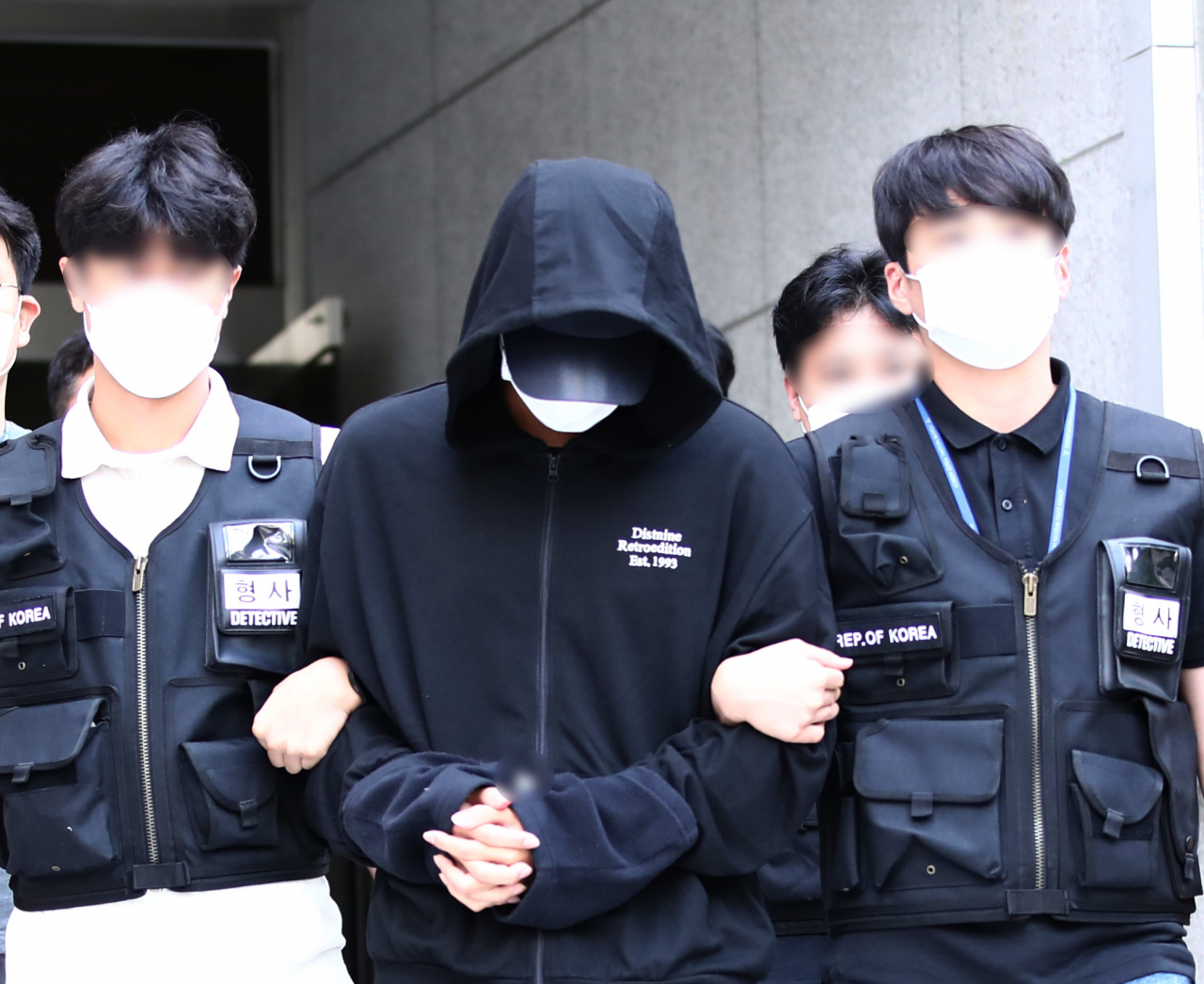 인하대 캠퍼스 내에서 또래 여학생을 성폭행한 뒤 건물에서 추락해 숨지게 한 혐의를 받는 1학년 남학생 A(20)씨가 17일 오후 구속 전 피의자 심문(영장실질심사)을 마치고 인천시 미추홀구 인천지방법원에서 나오고 있다.[연합]