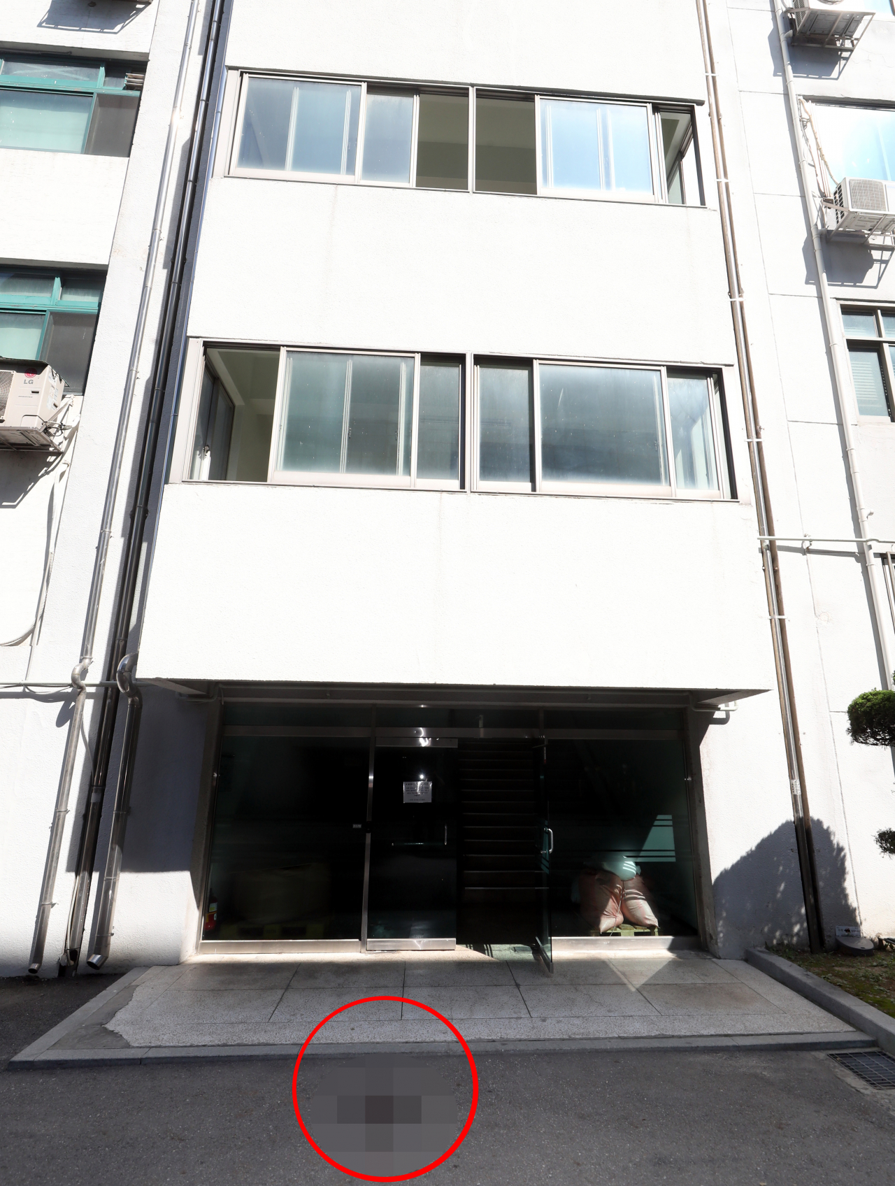 인하대 캠퍼스 내 피해자가 발견된 지점에 혈흔 자국이 남아 있다. [연합]