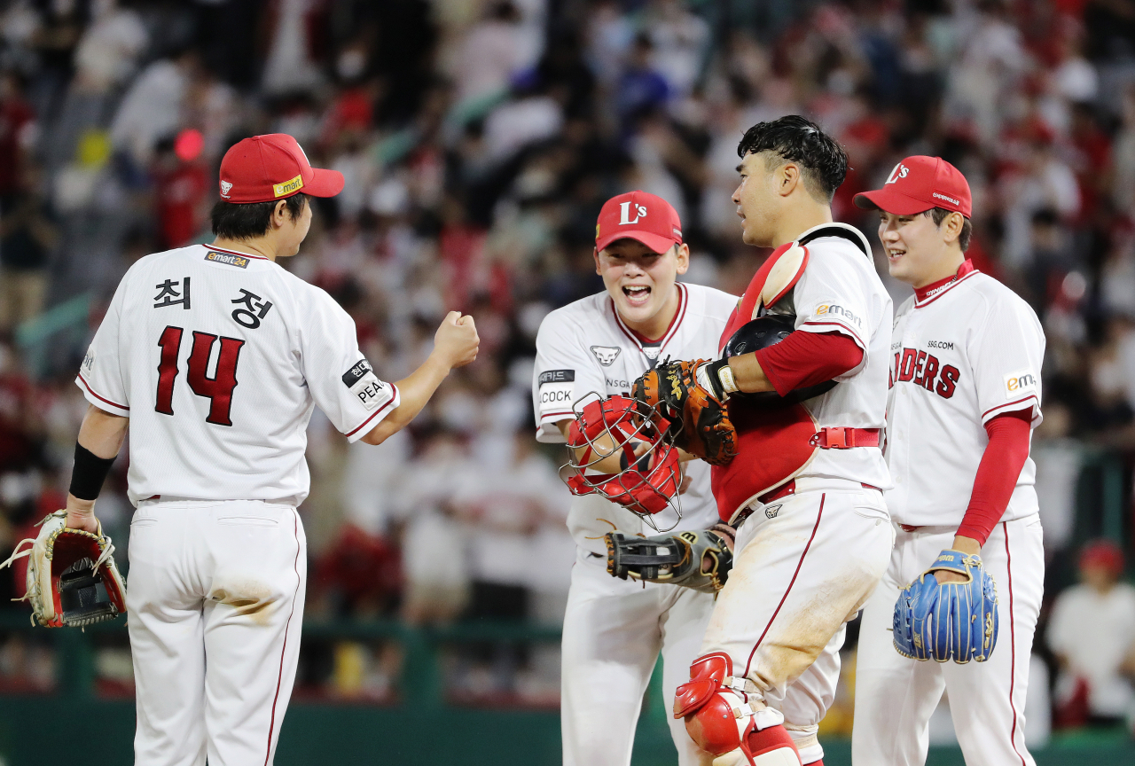 SSG Landers players celebrate their 4-1 victory over the Kiwoom Heroes in a Korea Baseball Organization regular season game at Incheon SSG Landers Field in Incheon, 30 kilometers west of Seoul last Thursday. (Yonhap)