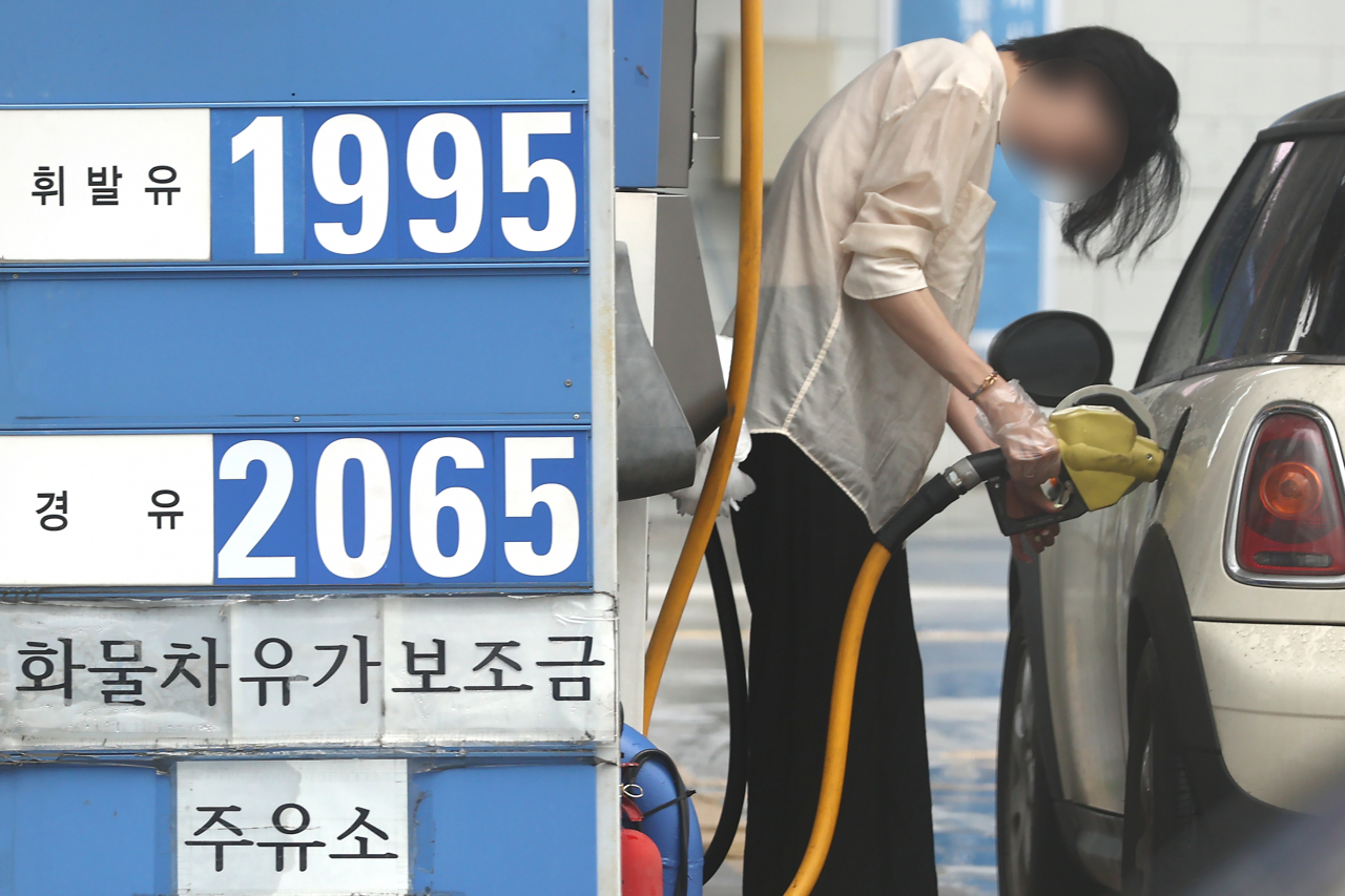 추경호 부총리 겸 기획재정부 장관은 물론 윤석열 대통령까지 나서 물가와의 전쟁을 선포하면서 기름값 잡기에 정부가 총력전을 벌이고 있다. 문제는 실효성이다. 주유소 가격 담합은 주로 ‘정보교환’을 빌미로 적발해야 하는데, 성공할 가능성이 낮다. 지난 17일 서울 시내 한 주유소에서 주유를 하고 있는 시민. [연합]