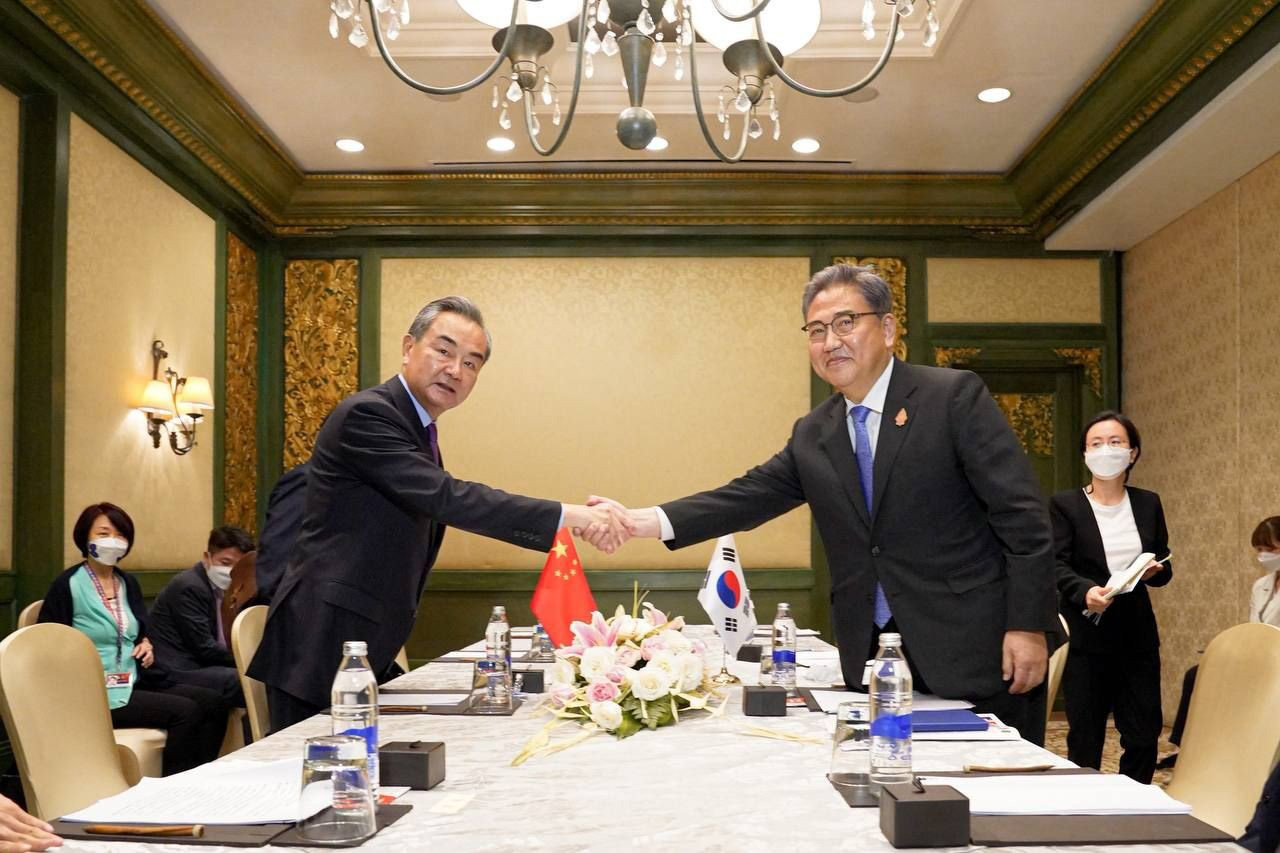 박진 외교부 장관이 지난달 7일 G20 외교장관회의가 열린 인도네시아 발리에서 왕이 중국 외교부장과 한중 외교장관회담을 하고 있다. [연합]