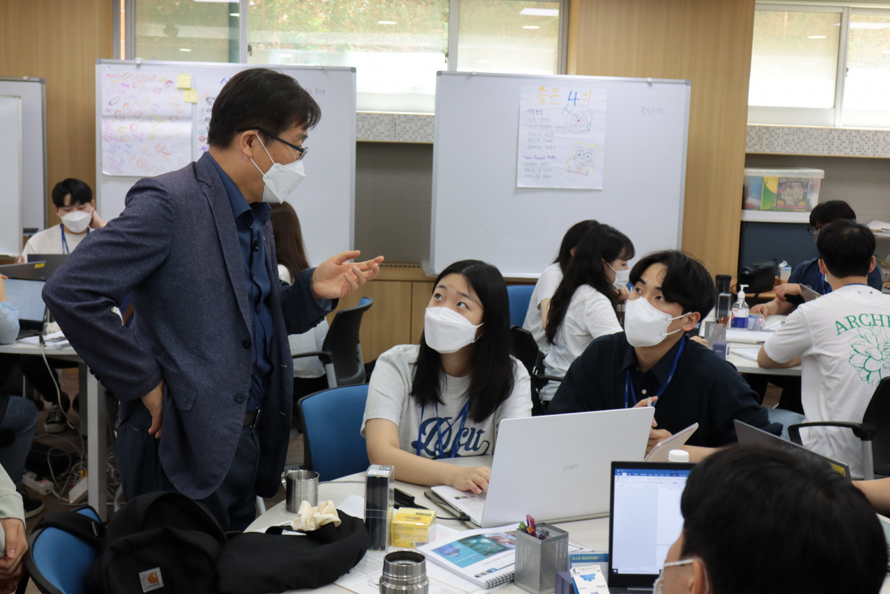 지난 9차 포스코 취업아카데미 교육생들이 함께 과제를 해결하고 있다. [포스코 제공]