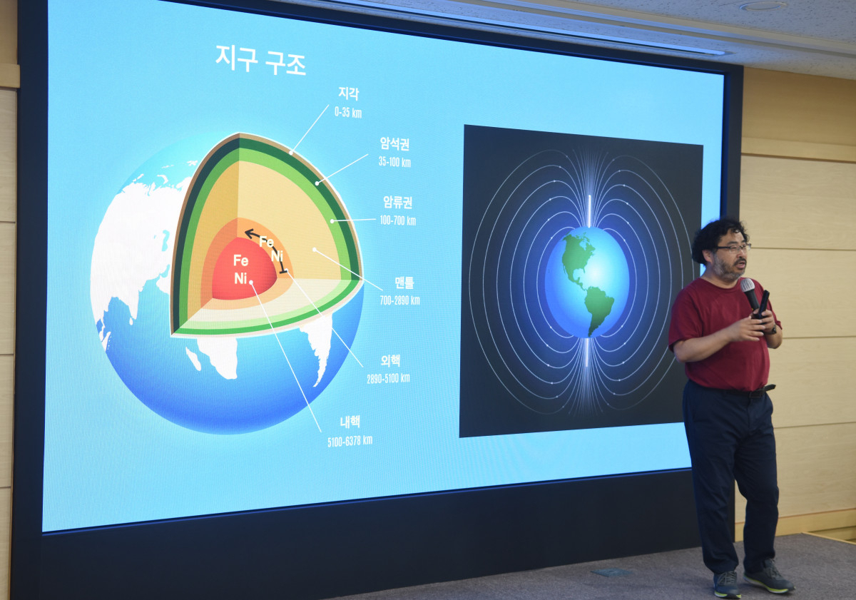 이정모 국립과천과학관장이 ‘2022년도 MK포럼’에서 기후 위기와 인류의 미래를 주제로 강연하고 있다.[한국재료연구원 제공]