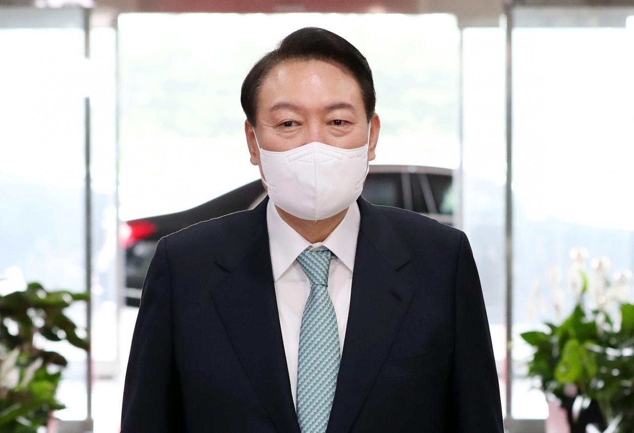 윤석열 대통령이 지난달 21일 오전 서울 용산 대통령실 청사로 출근, 기자들의 질문에 답하고 있다. [연합]