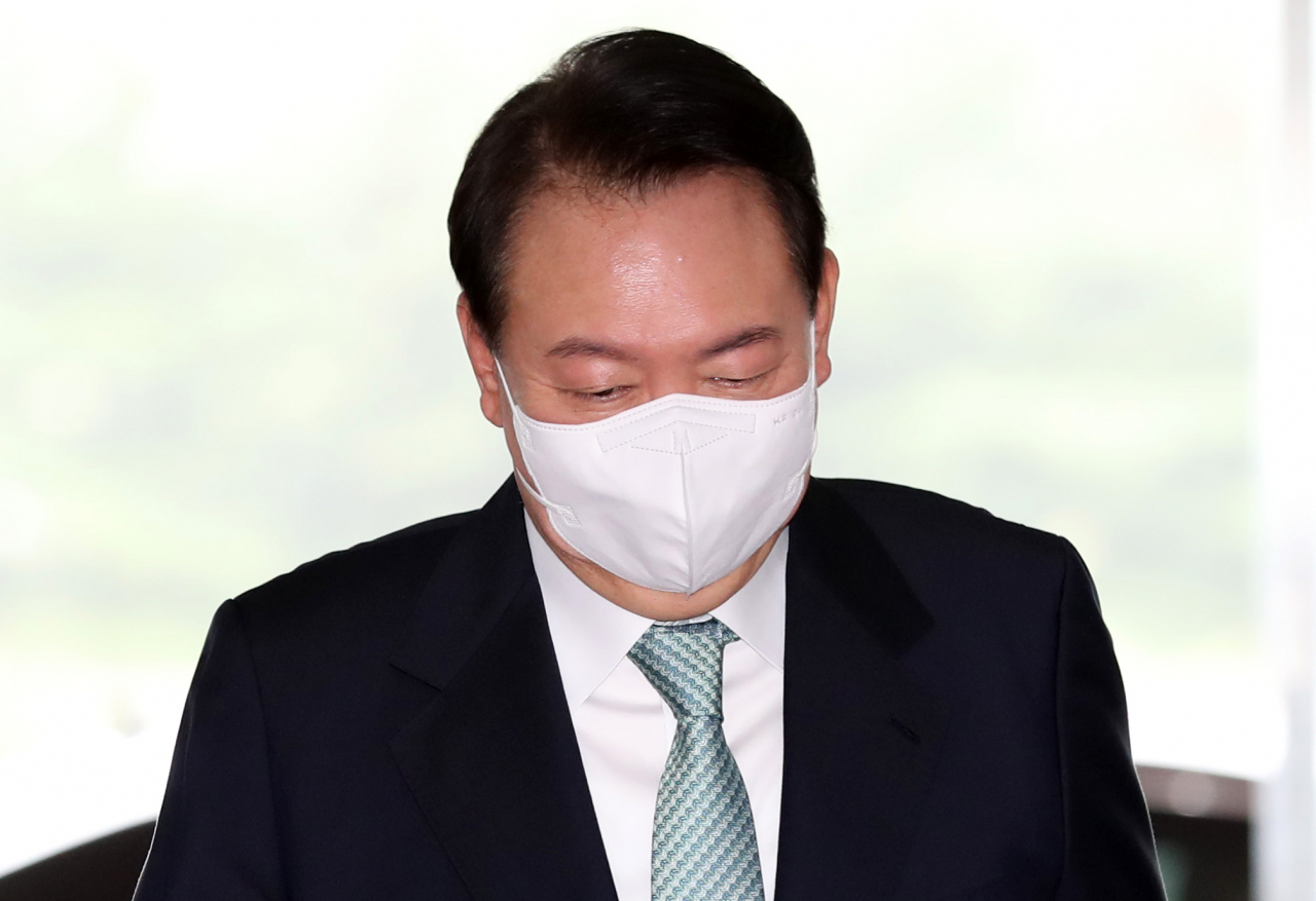 윤석열 대통령이 21일 오전 서울 용산 대통령실 청사로 출근하고 있다. [연합]