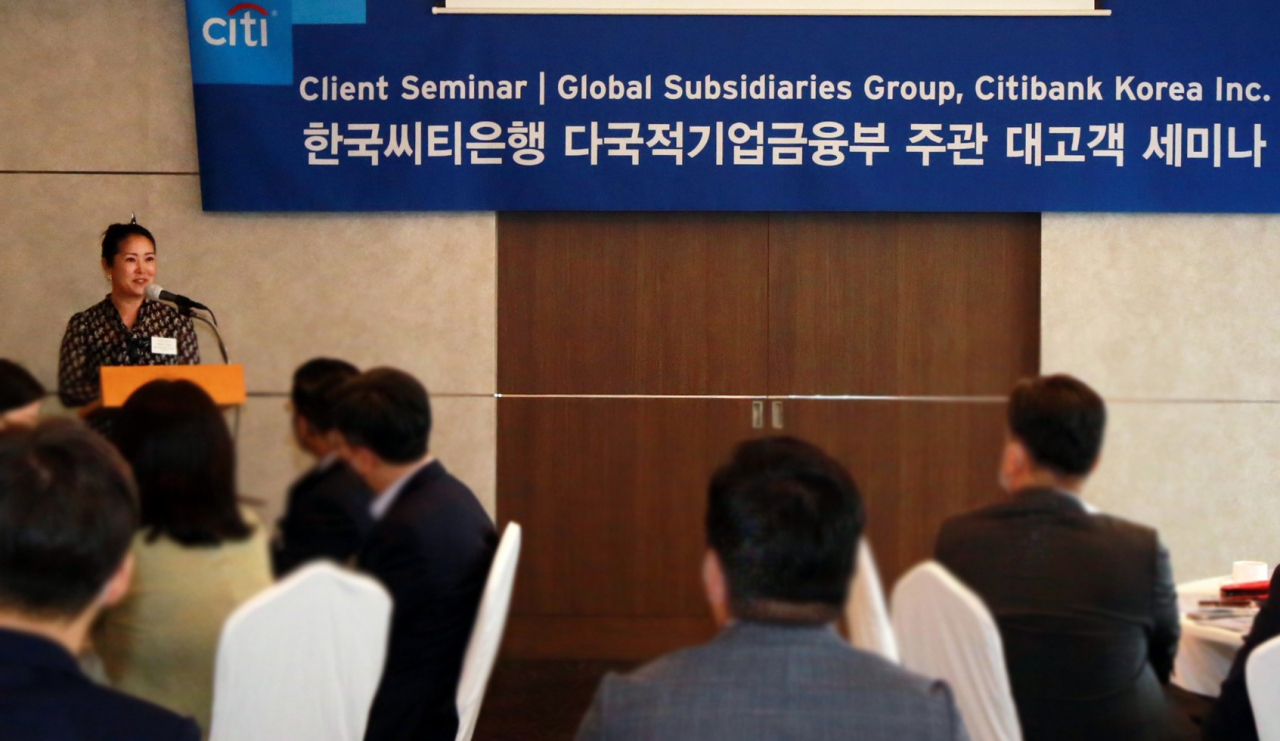 한국씨티은행이 20일 저녁 소공동 롯데호텔에서 개최한 ‘경제 전망 및 마켓 솔루션 세미나’에서 스텔라 최(Stella Choe) 아태지역 다국적기업금융부 총괄책임이 이날 참석한 다국적기업 고객 최고경영자 및 최고재무관리자에게 인사말을 하고 있다. [한국씨티은행 제공]